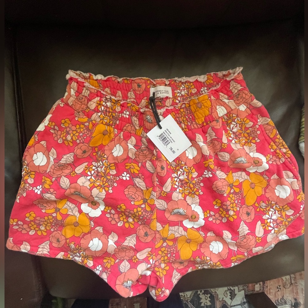 Bandier Sincerely Jules Fern pull on shorts. Hibiscus sweats.